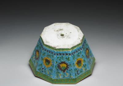 图片[3]-Flower pot with Indian lotus decoration in sancai polychrome enamels on a sky blue ground, Ming dynasty, Zhengde reign (1506-1521)-China Archive